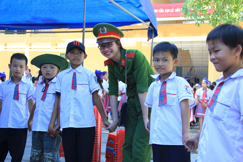 The PPA’s lecturers and students played the traditional games with the children in the first day of school